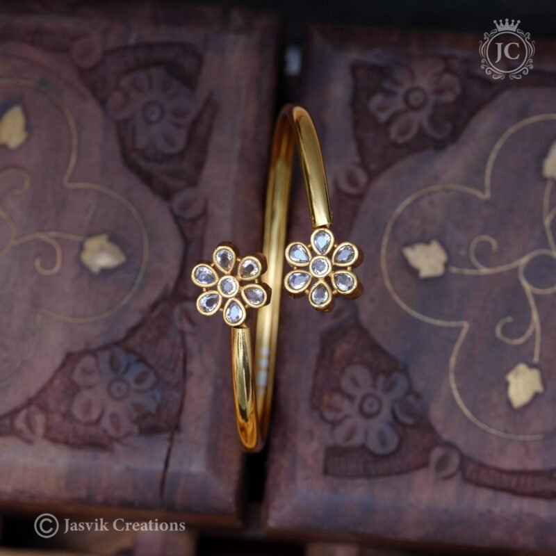 Antique Adjustable Flower Bracelet (white) - JCBT033